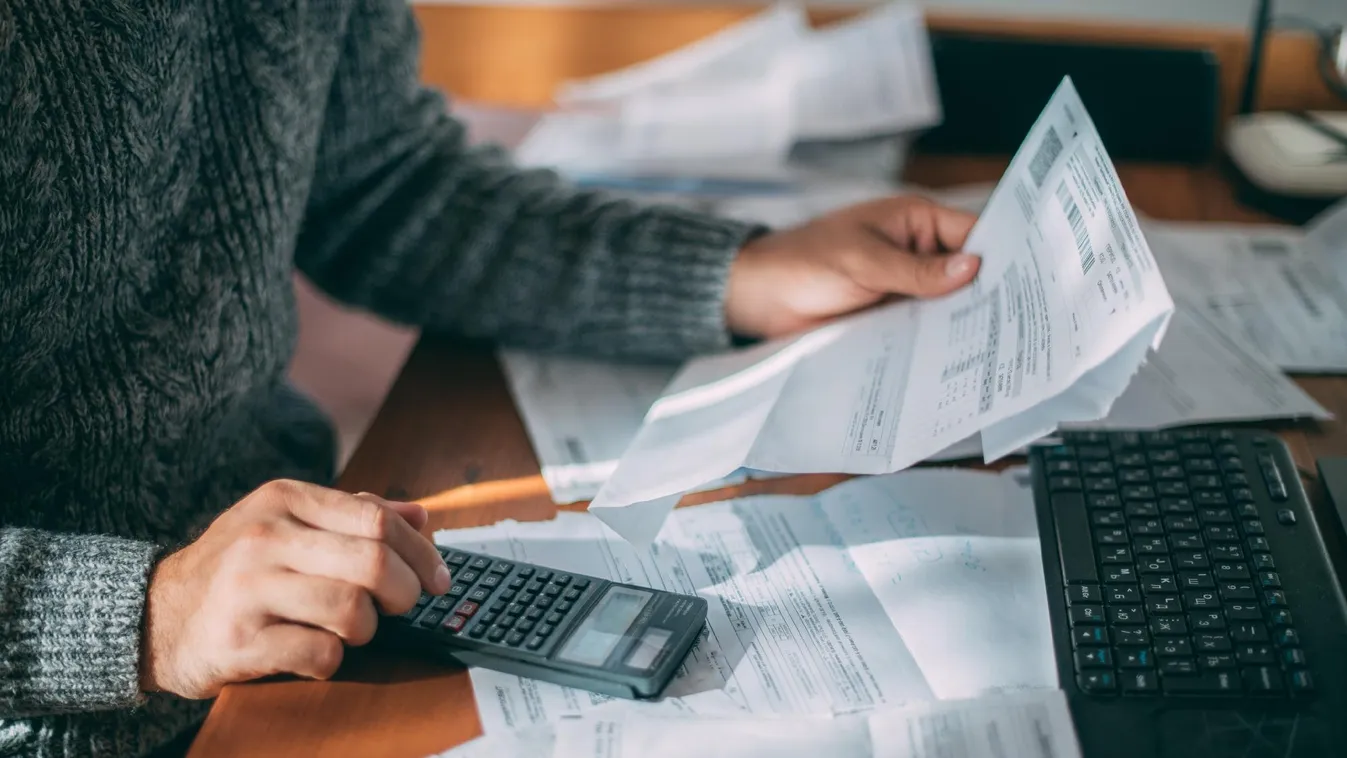 10 év alatt közel 100 millió számla