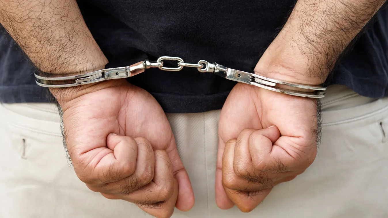 Emberölés kísérlete, lőfegyverrel való visszaéléssel, sikkasztással és zsarolás is gyanúsít a rendőrség egy szombathelyi férfit