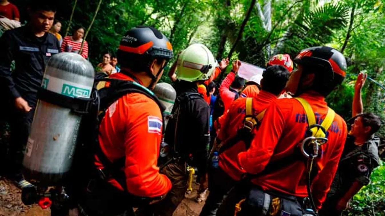 Szombat óta lent vannak a barlangban a gyerekek, drónokkal kutatnak utánuk