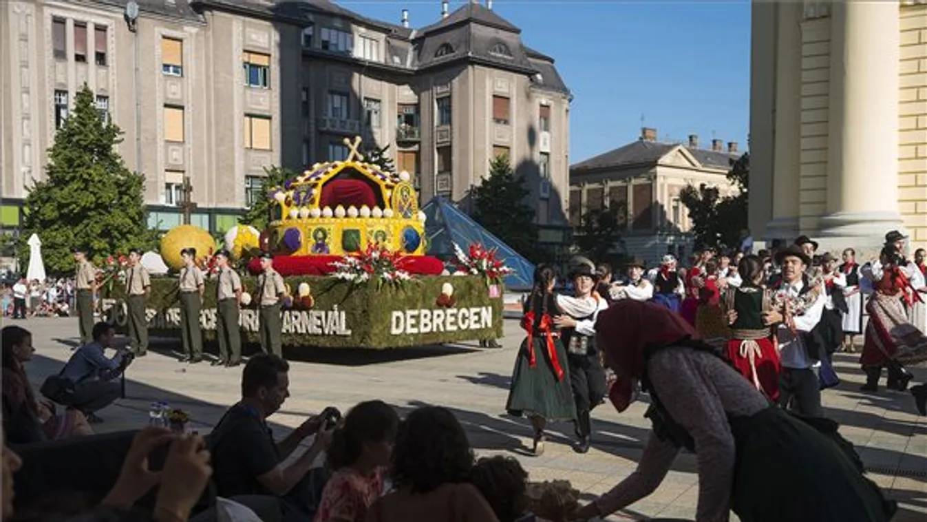 Meglepetés: égbe emelkedett a Szent Korona