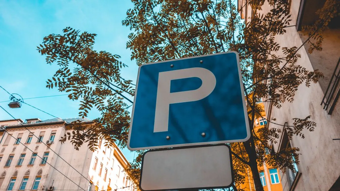 Orbán aláírta a kormányrendeletet: hétfőtől díjmentes a közterületi parkolás
