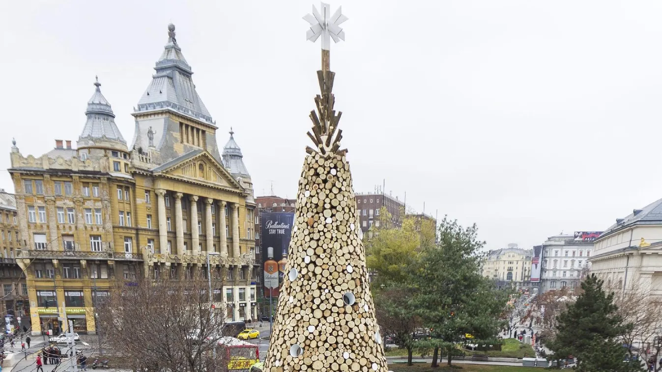 Különleges karácsonyfa az Erzsébet téren