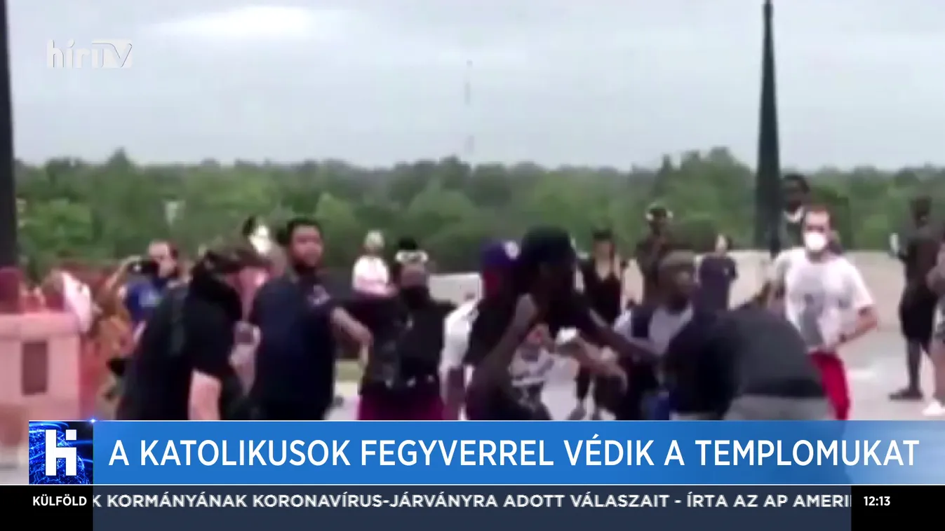 A katolikusok fegyverrel védik a templomokat