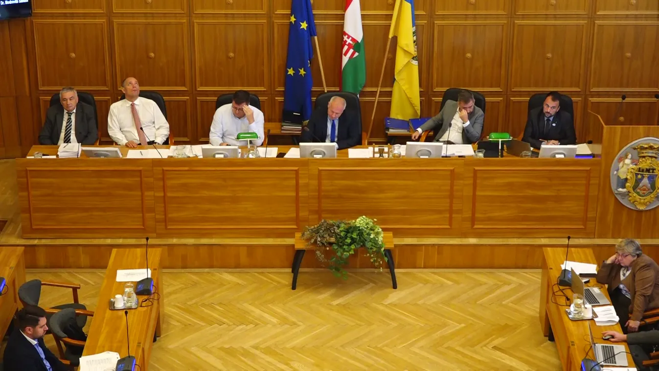 Takarékosság helyett tovább növeli kiadásait Pécs balliberális vezetése