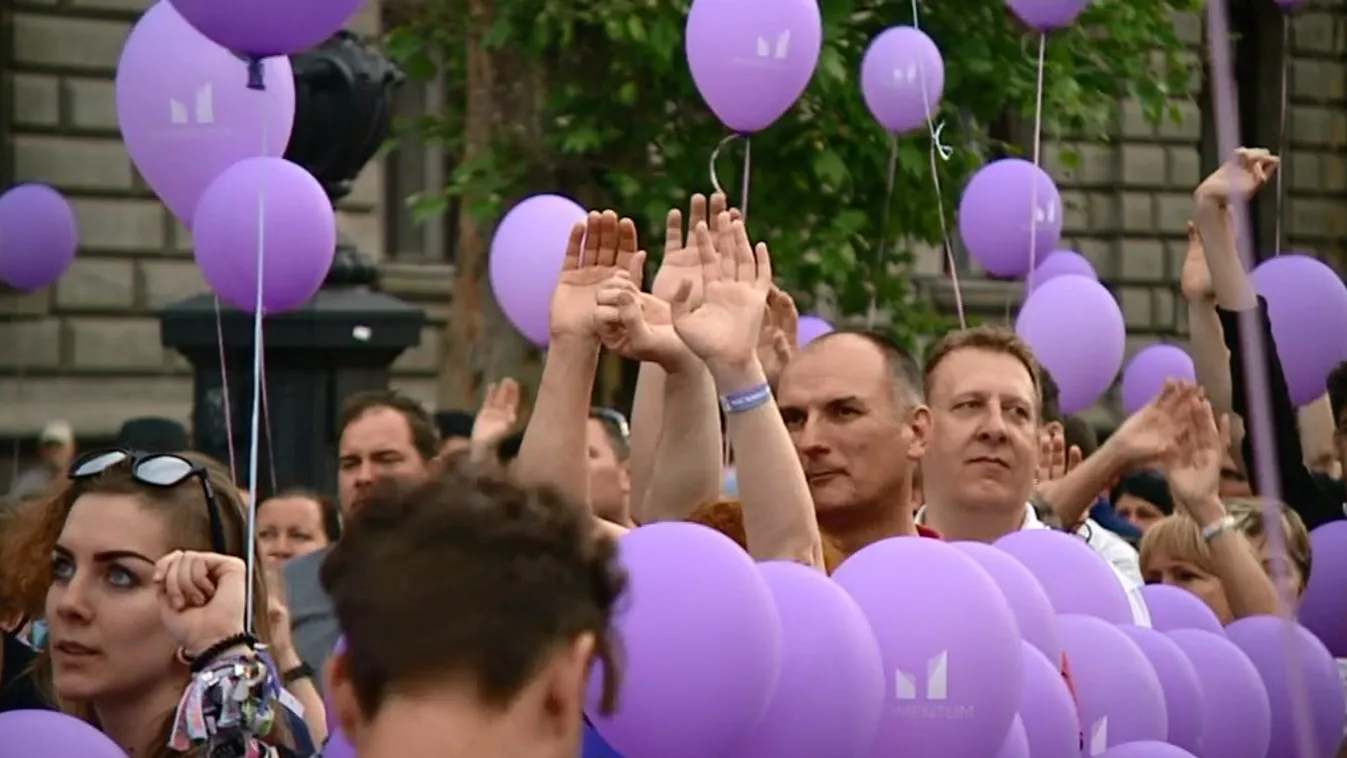 A Kárpátia-pólósokat és a szivárványzászlósokat is várja a Momentum