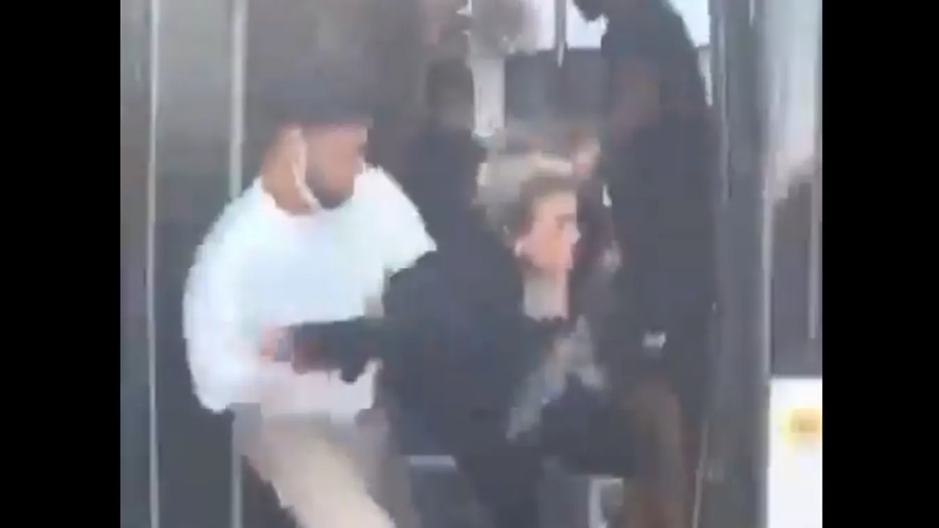 Sikeres beilleszkedés: egy migráns teljes erővel lehajította a nőt a buszról Franciaországban + videó