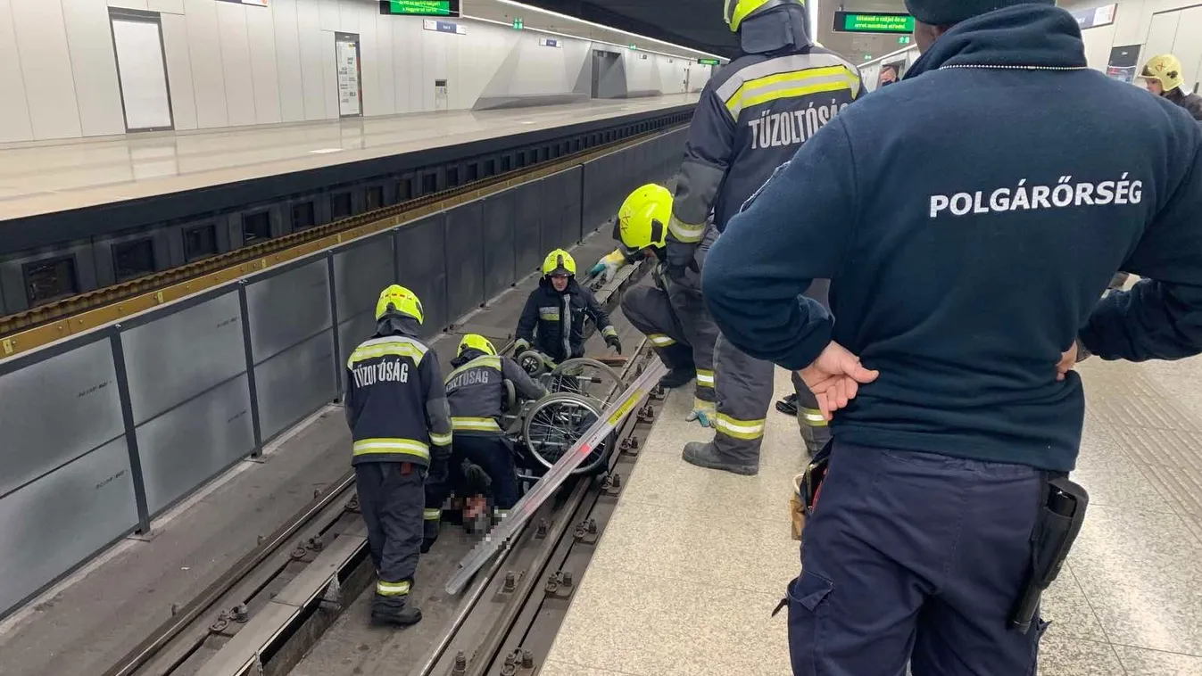 Megrázó képek! Így zajlott a sínek közé esett kerekesszékes férfi kimentése