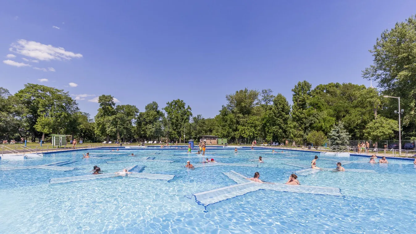 Az időjárás függvényében nyitnak meg a fővárosi strandok