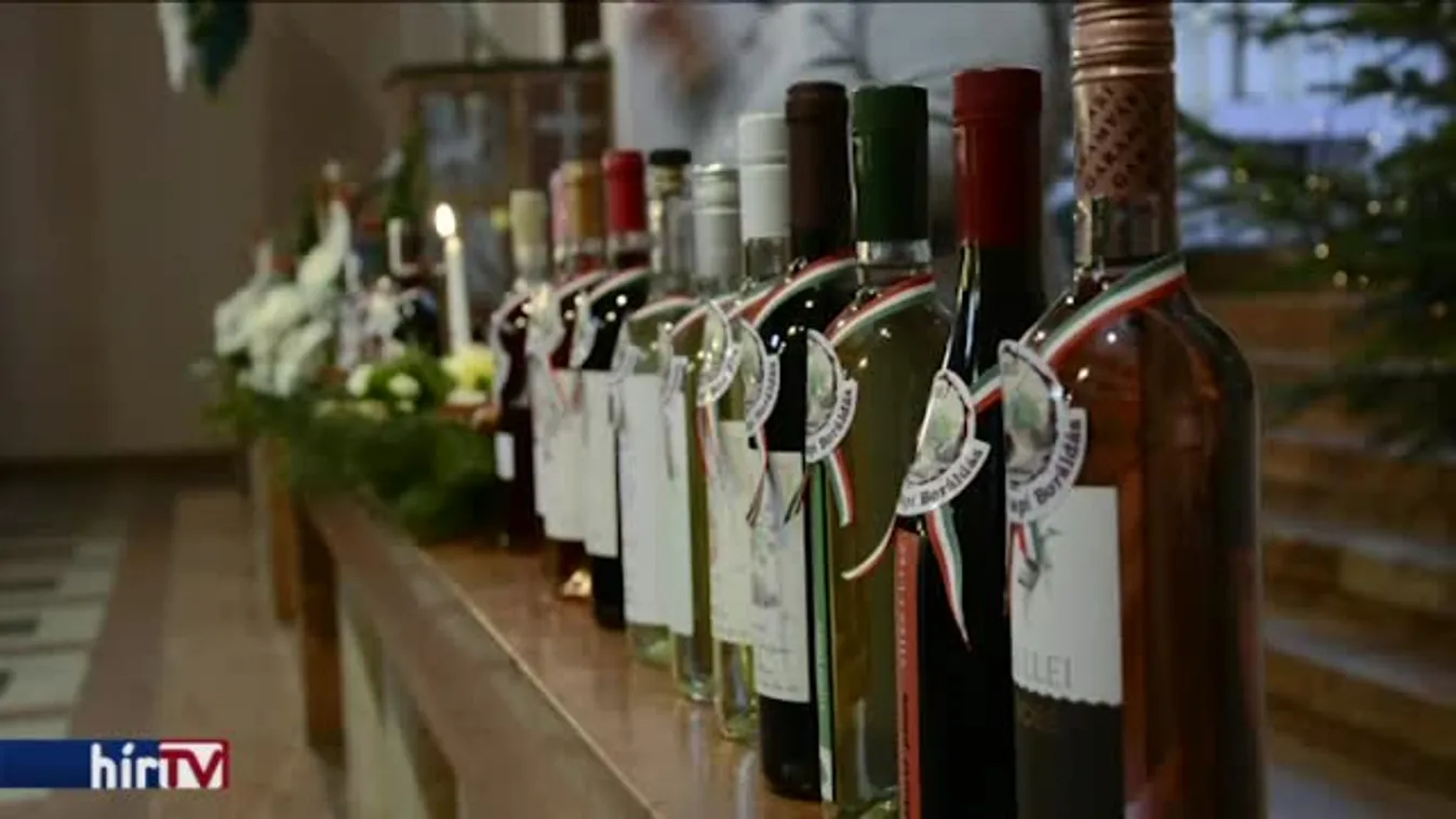 Ünnepi címke és nemzeti szalag is került a borospalackokra