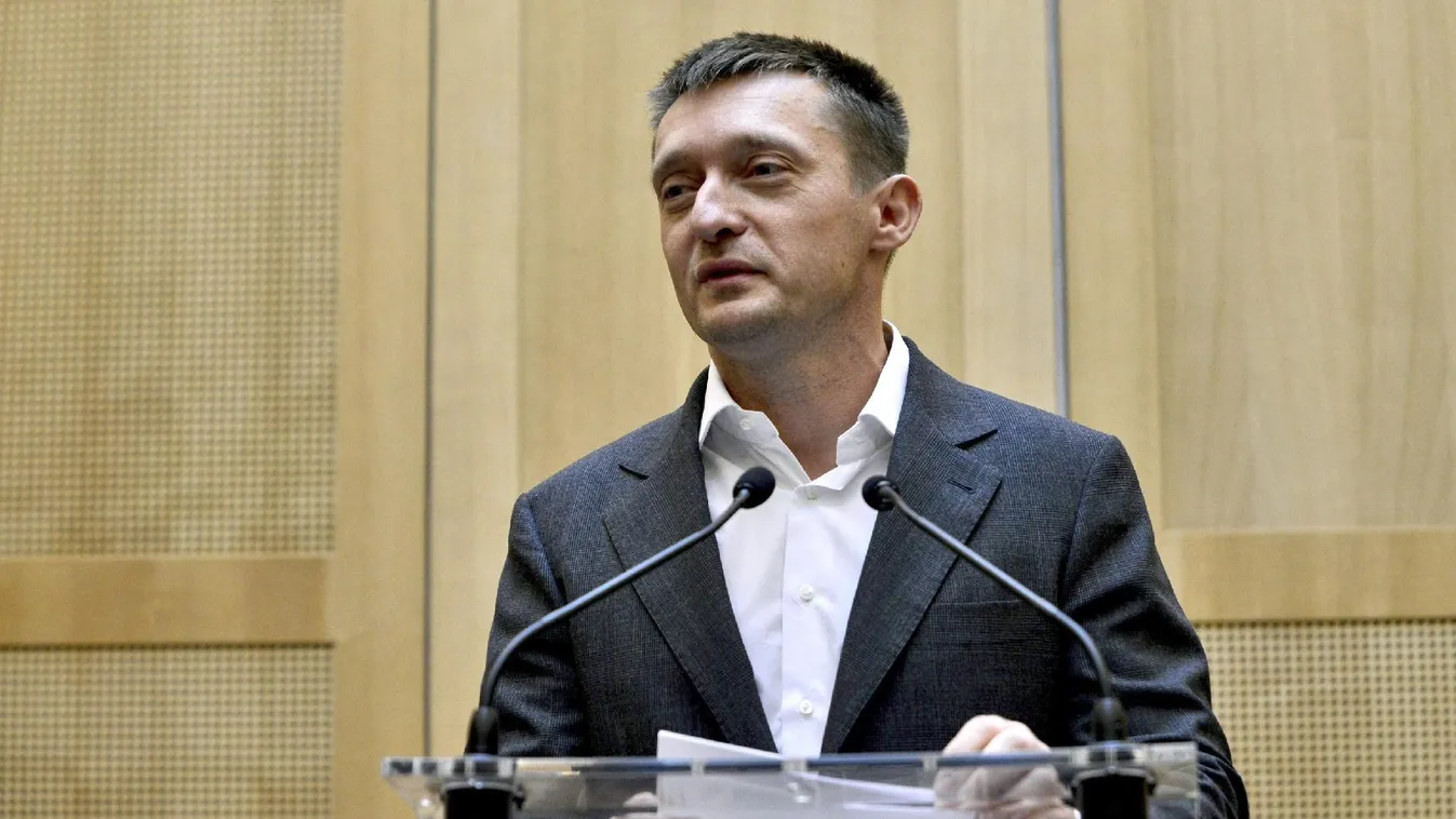 Rogán Antal – Péntek 9