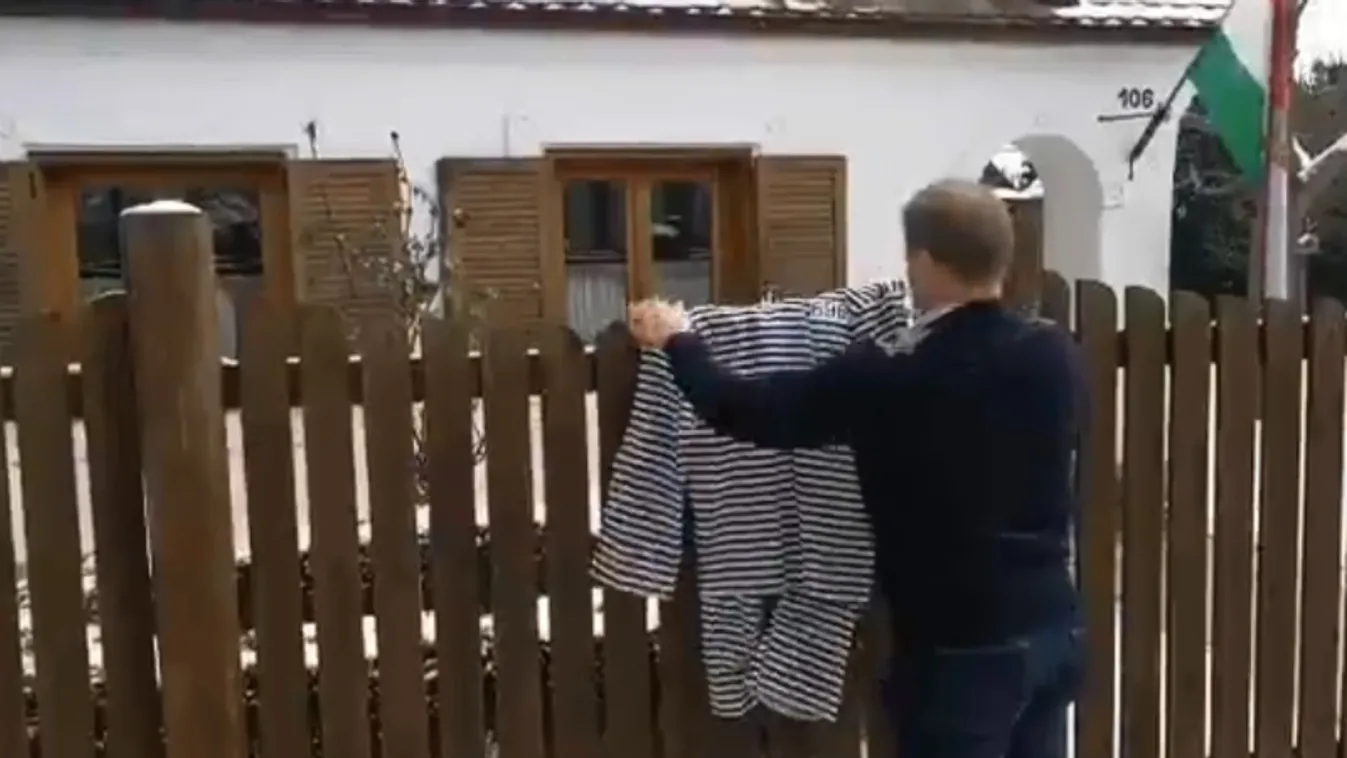 Rabruhát akasztottak Orbán kerítésére