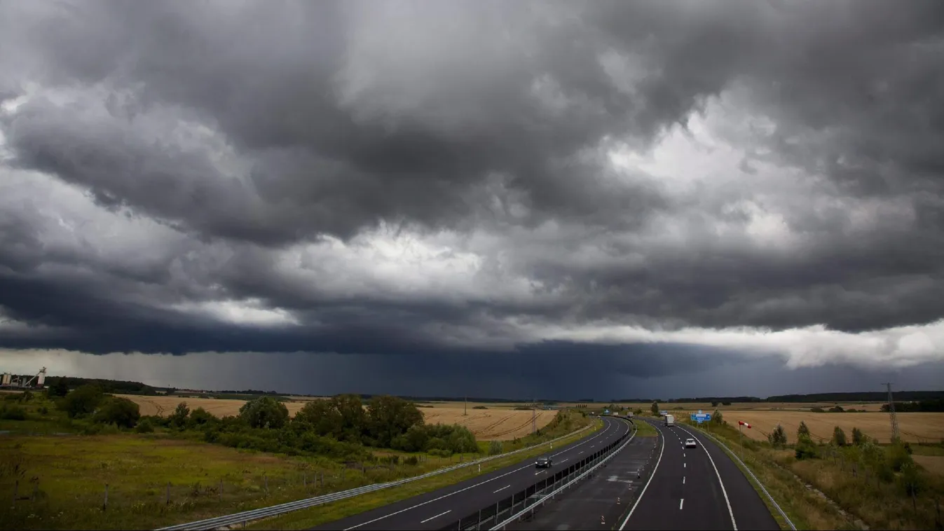 Másodfokú riasztást adtak ki több vármegyére felhőszakadás veszélye miatt