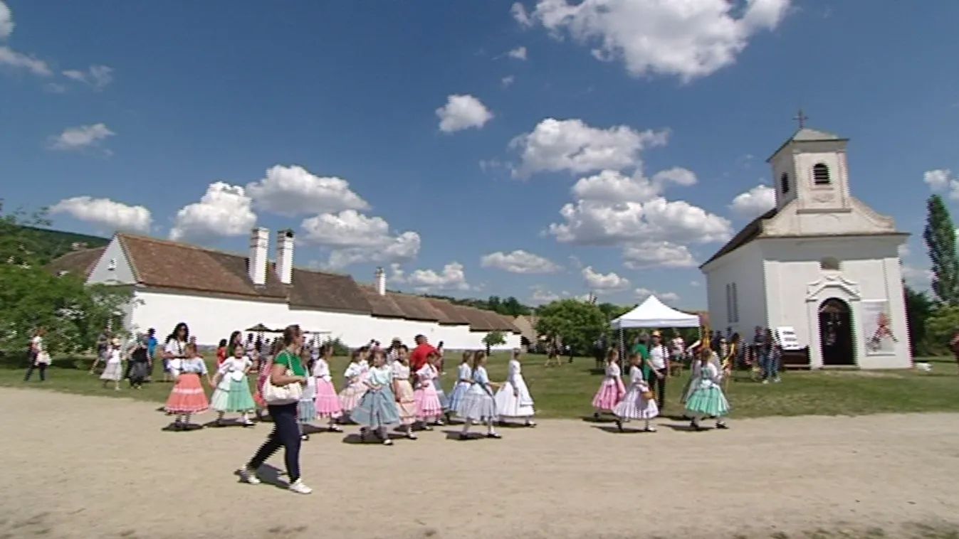 Királynéjárás, királyválasztás és csülközés a skanzenben