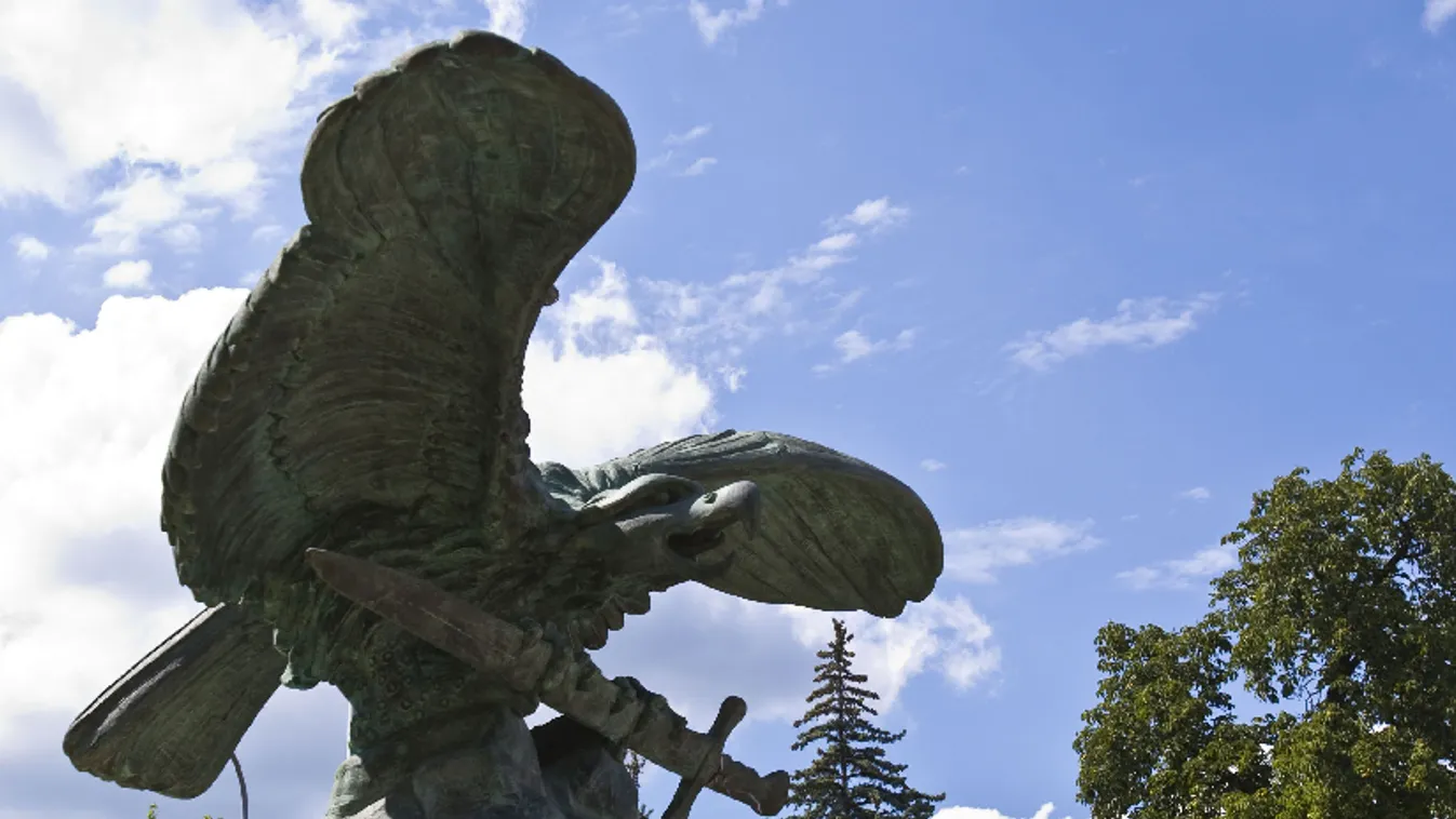 A Turul-szobor áthelyezésének tervéről kérdezték a hegyvidékieket + videó