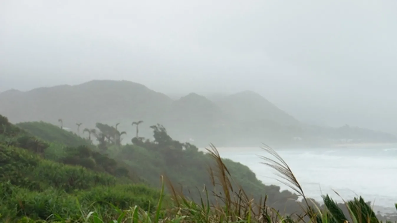 Erős trópusi vihar érte el Japán partjait