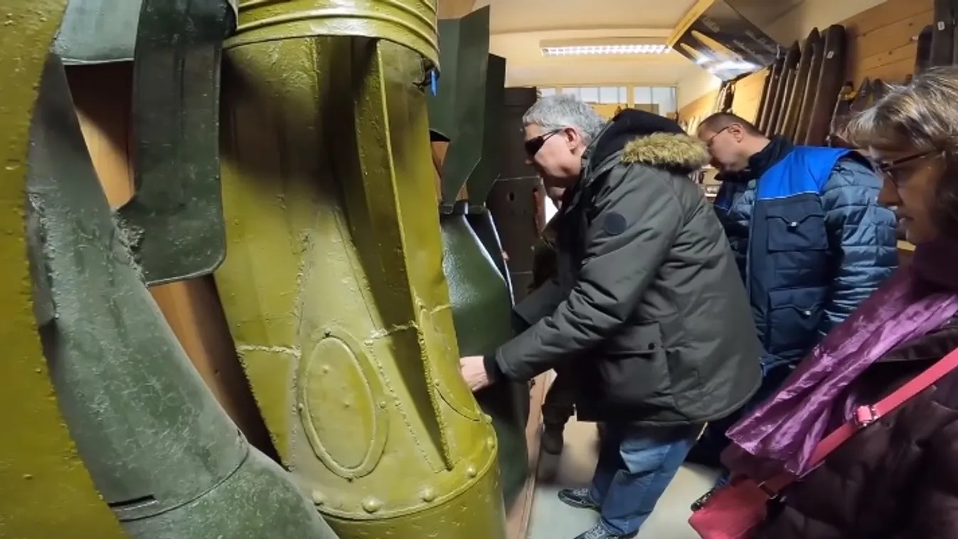 Látássérülteknek tartott különleges bemutatót a tűzszerész és folyamőr ezred + videó