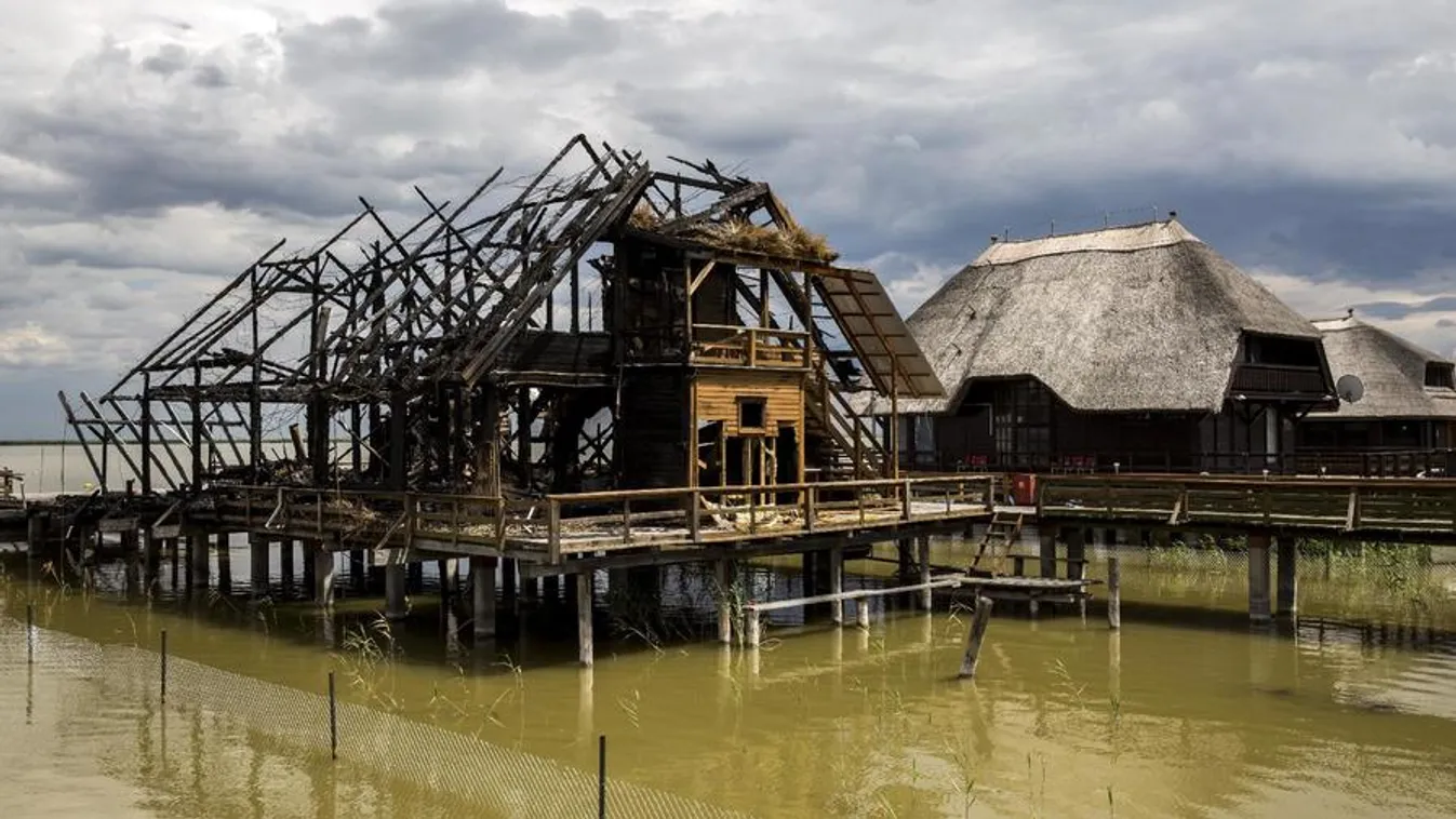 Nyílt seb a Fertő tó testén – megnéztük, hogy mi maradt a cölöpös házakból