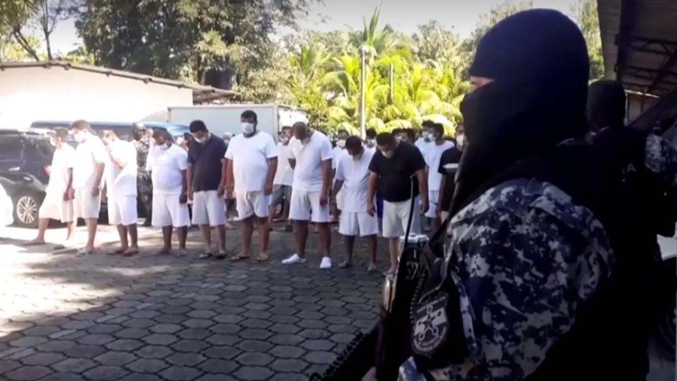 Salvadorban bűnbandák több száz őrizetbe vett tagját "parádéztatták" kamerák előtt