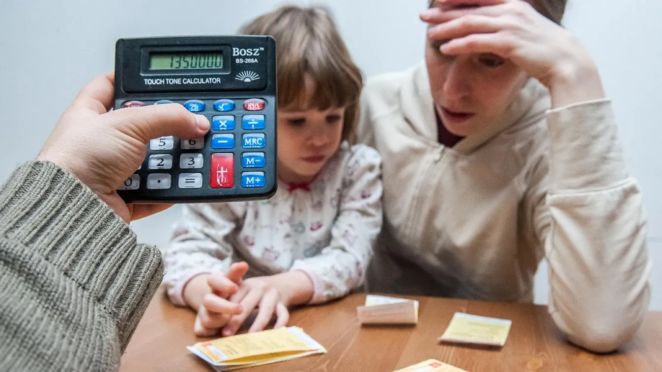 Jelenleg 900 ezer család állhat a csőd szélén