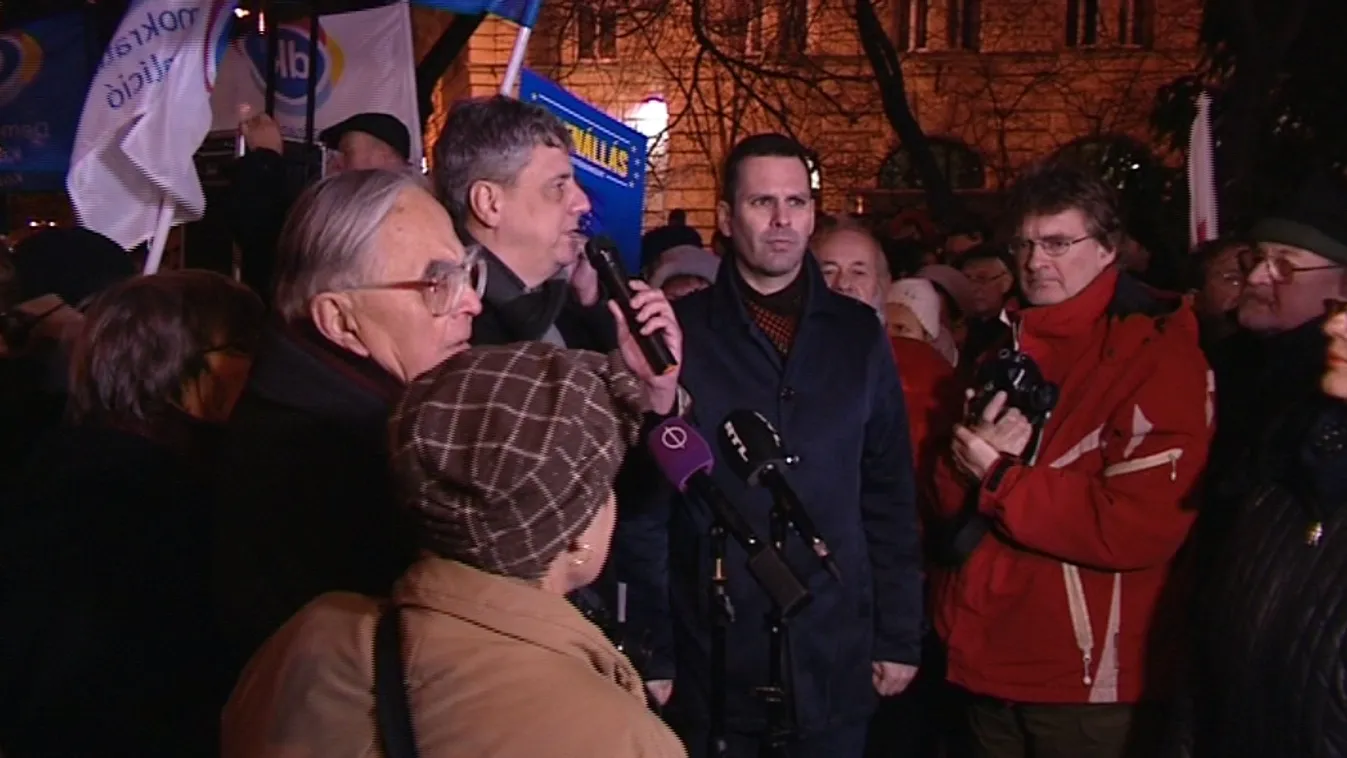 Nagy Imre szobra eltávolítása miatt gyúltak a gyertyák