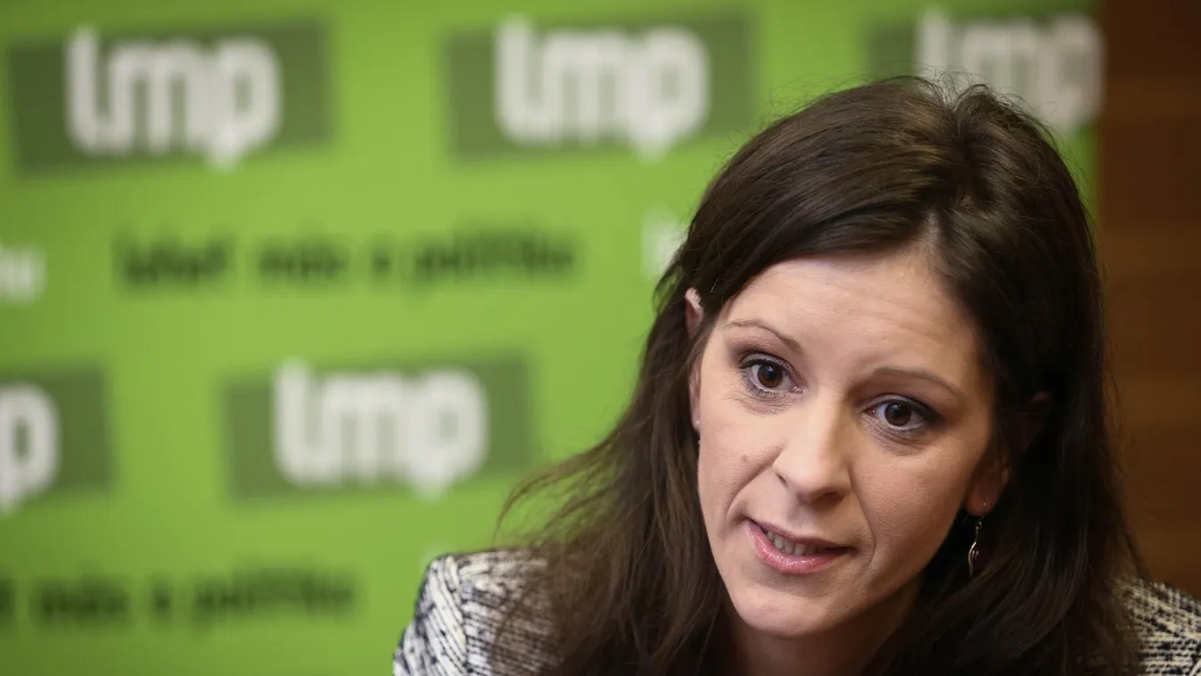 Politikai nyomásra mondhatták le Szél Bernadett előadását