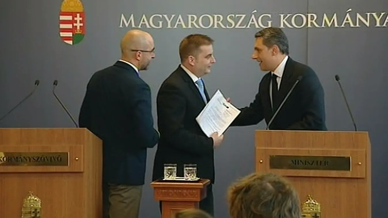 Egy szocialista képviselő zavarta meg Lázár kormányinfóját