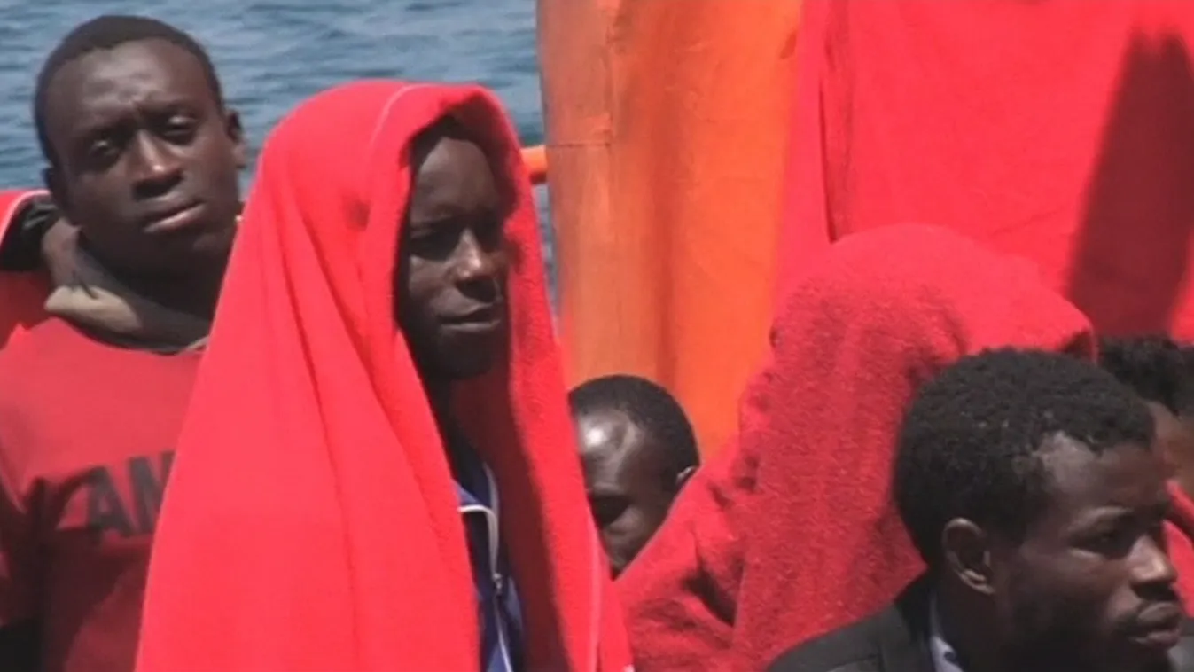 450 migránst halászott ki az olasz partiőrség, de nem köthetnek ki