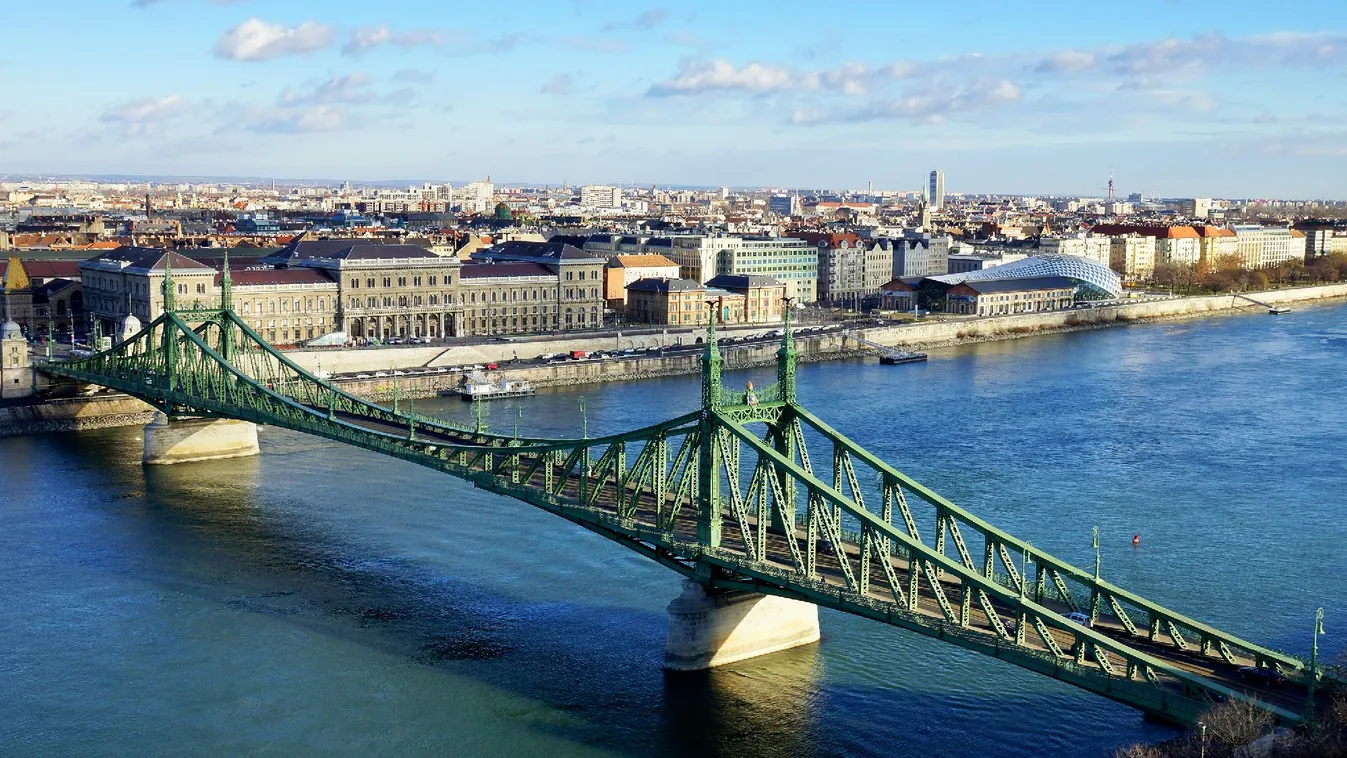 Egy ember felmászott a Szabadság hídra
