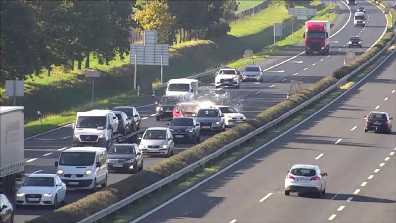 Mobilozott a kocsisorba rohant sofőr