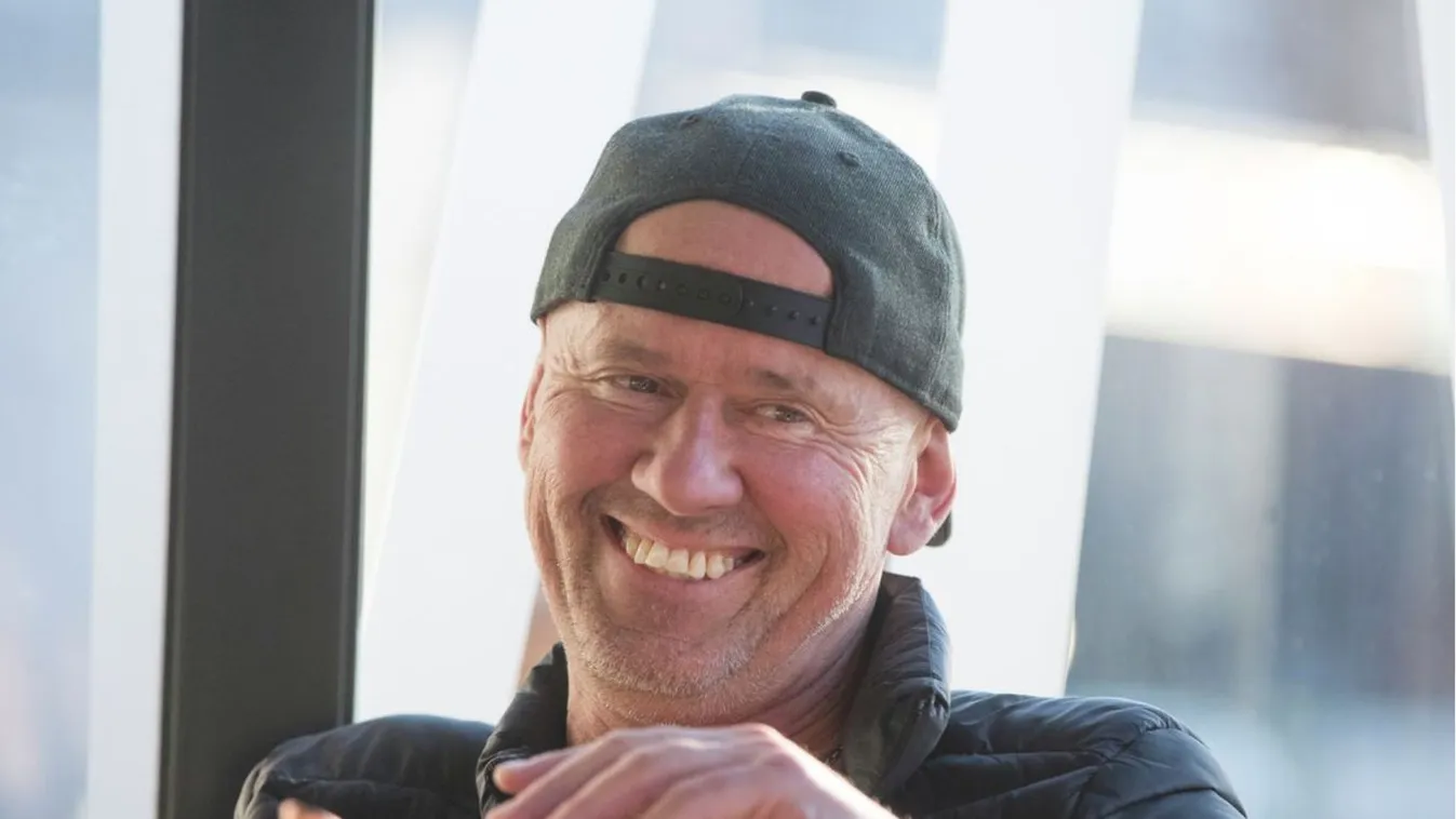 A forradalom gyermeke: ezért állt ki Patkó Béla Kiki, Orbán Viktor mögé a Békemenet színpadára + videó