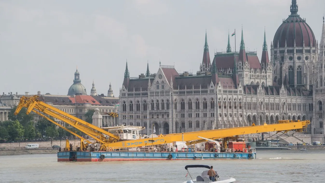 Négy hevedert vezetnek át a Hablány alatt a kiemeléshez
