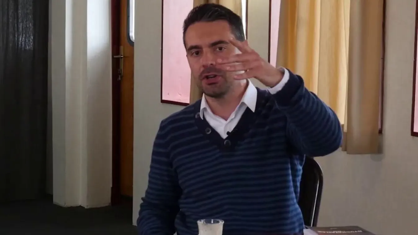 Vona Gábor rappelni kezdett