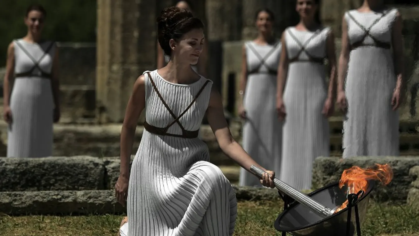 Fellobbant az olimpiai láng Olümpiában