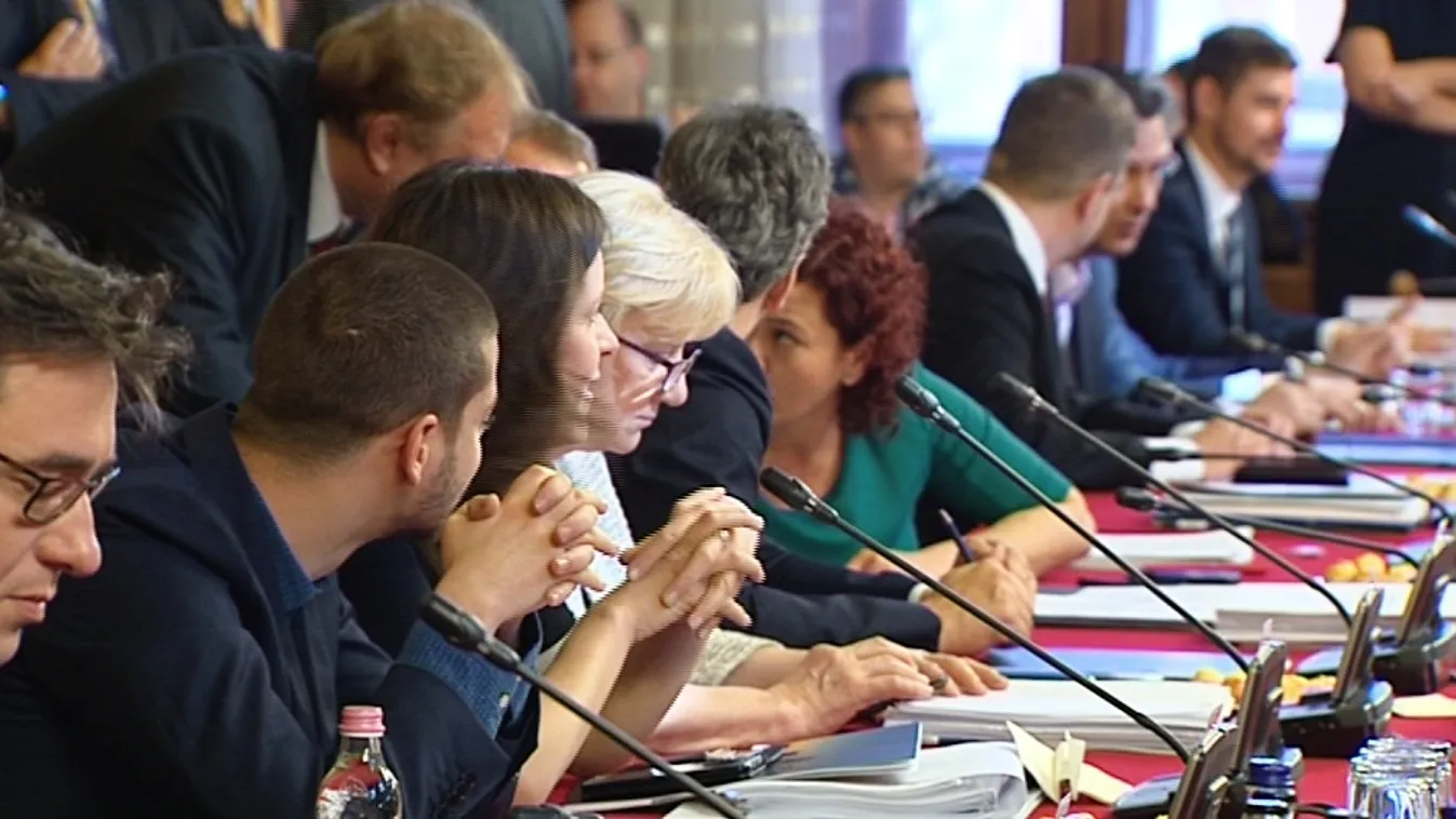 Nincs egység az ellenzékben, hogy mit kezdjenek a parlamenti politizálással