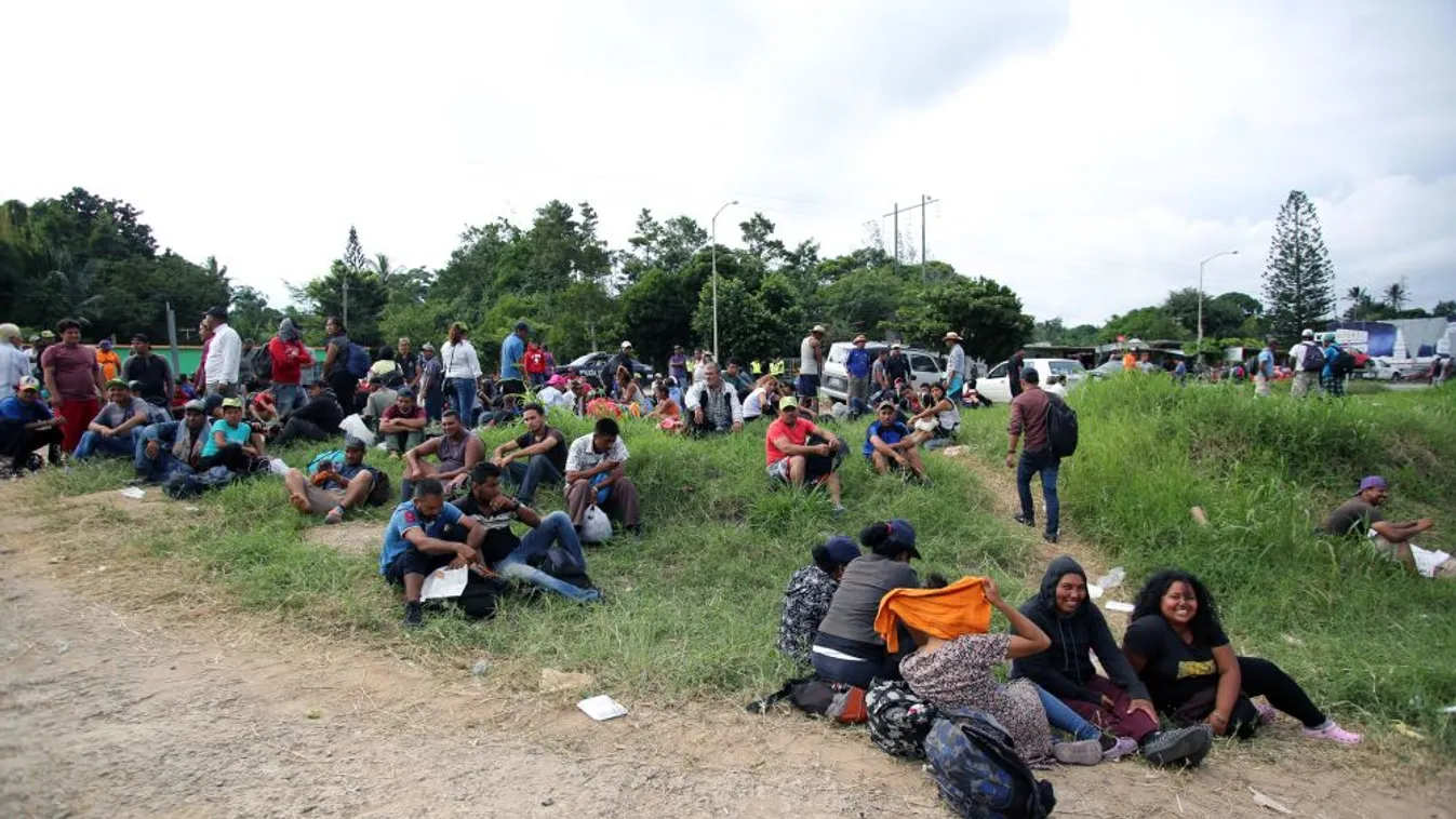 Kisebb csoportokban lépték át a mexikói határt az Egyesült Államokba tartó migránsok