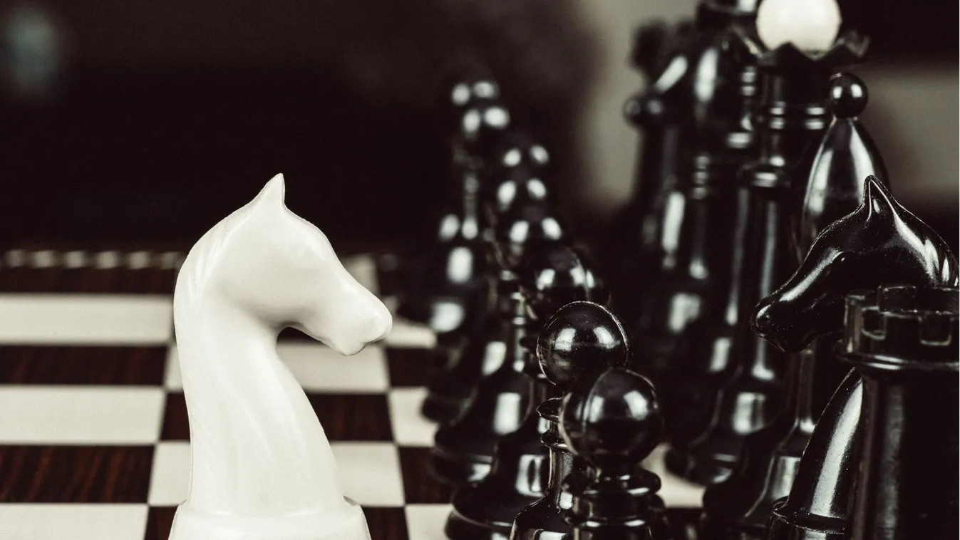 Nem csak egy Facebook-poszt: Ez a magyar stratégia, amiért támadnak minket