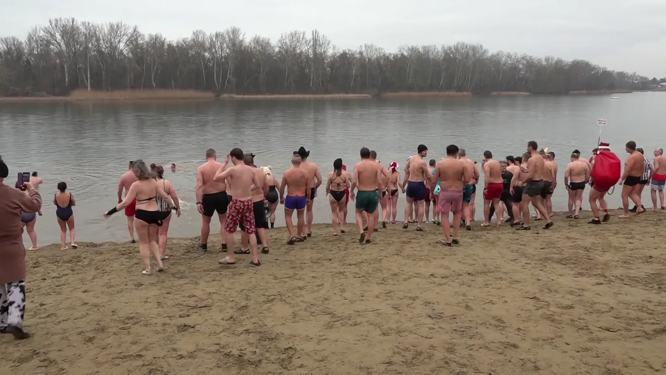 Több százan vettek részt a hagyományos Tisza-tavi csobbanáson + videó