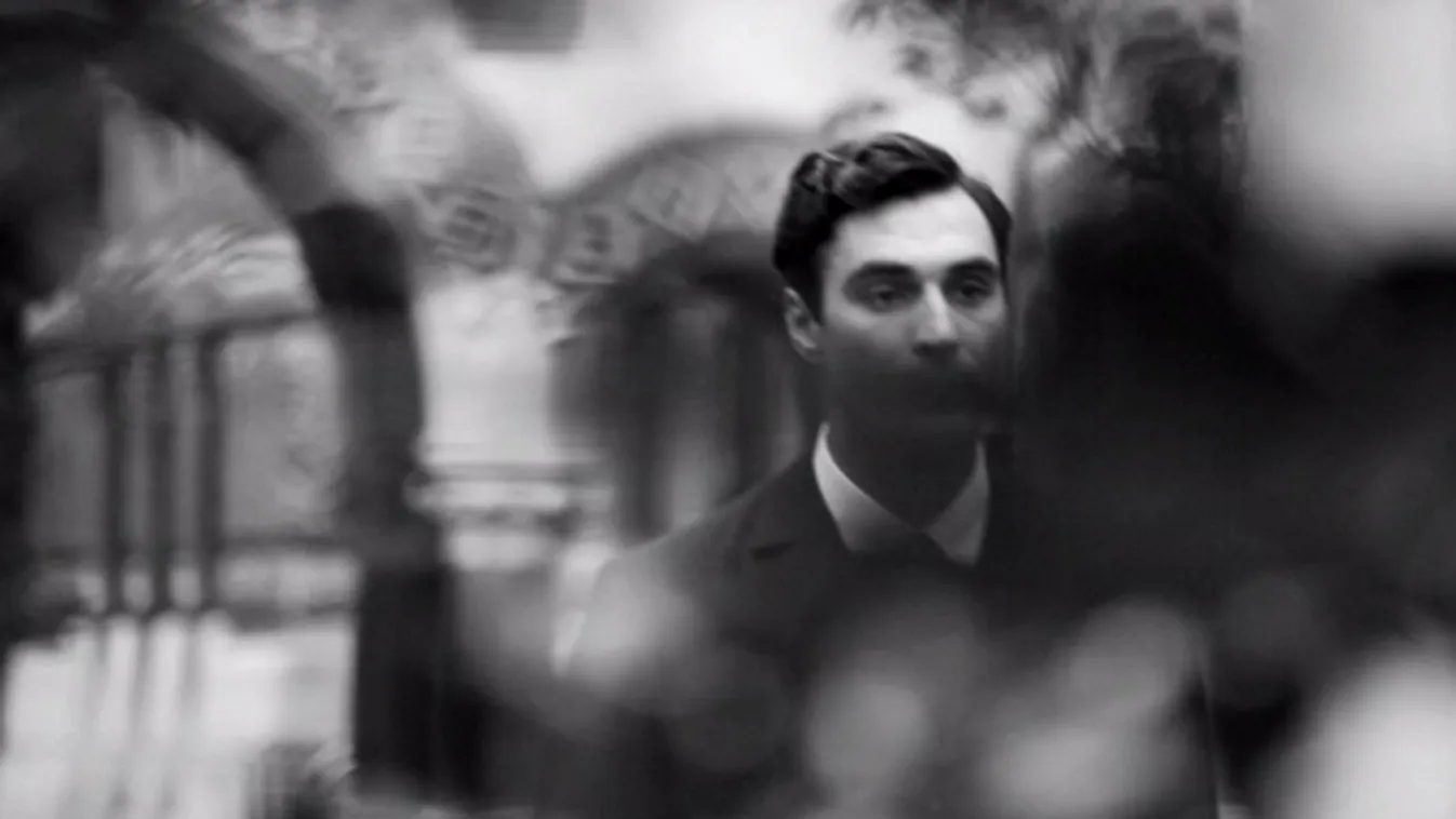 A Hold válaszolt – Vetítő