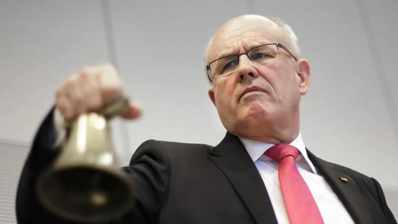 Meglepetésre leváltották Merkel 13 éve hivatalban lévő bizalmasát