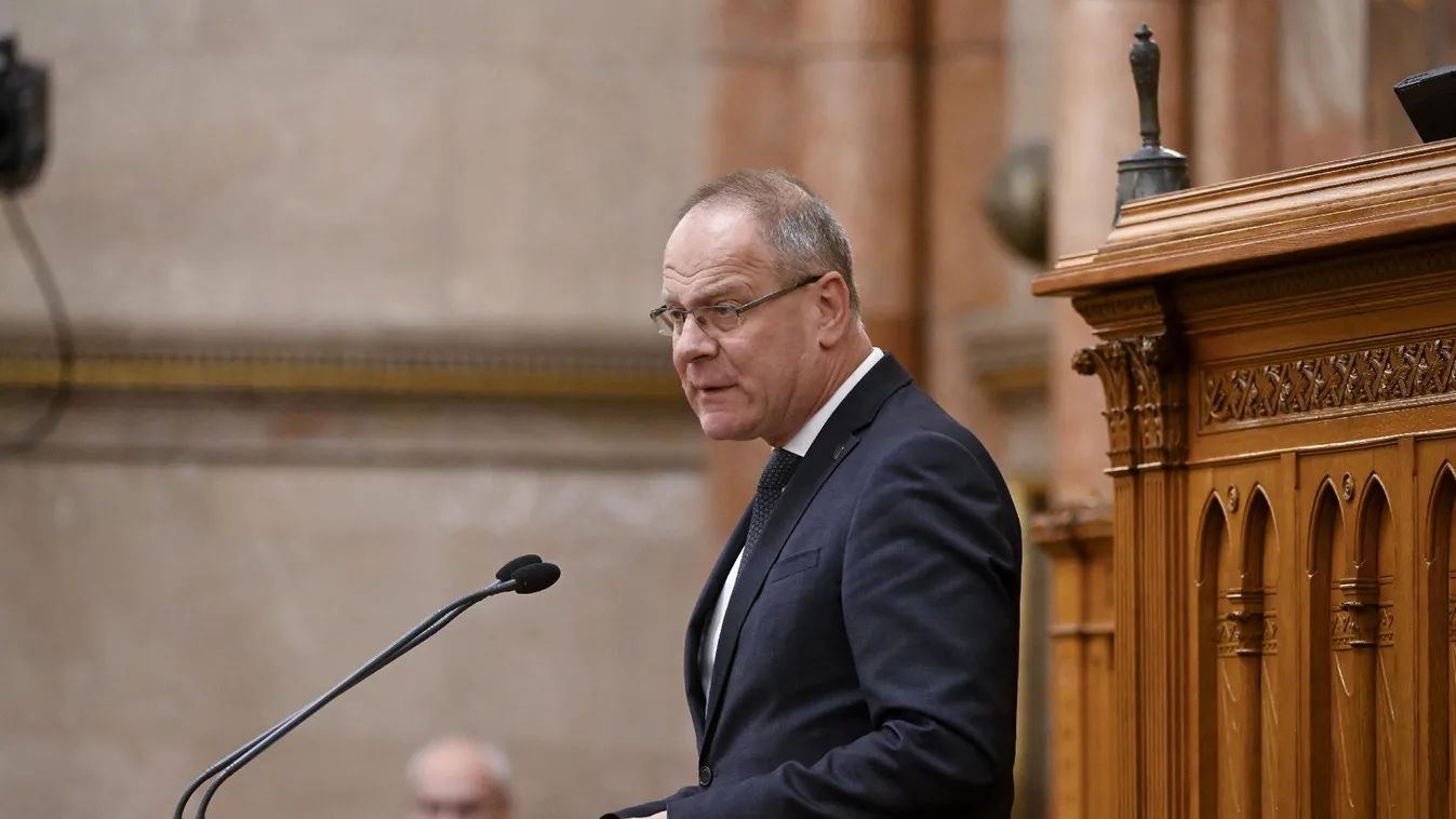 Navracsics Tibor: a közigazgatást az élethez kell igazítani