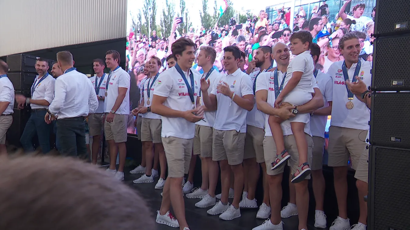 Radar - Tömeg fogadta a világbajnok vízilabdásokat