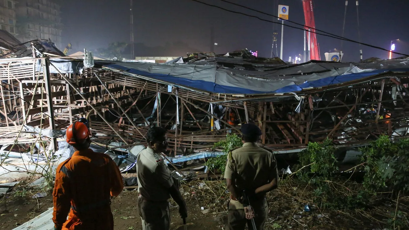 Indiában többen meghaltak és megsérültek, mert felborult egy óriásplakát