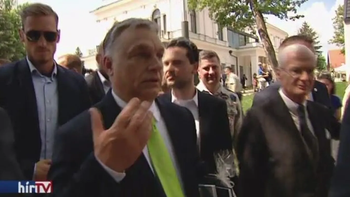 Válasz helyett csak legyintett a Hír TV kérdésére Orbán Viktor