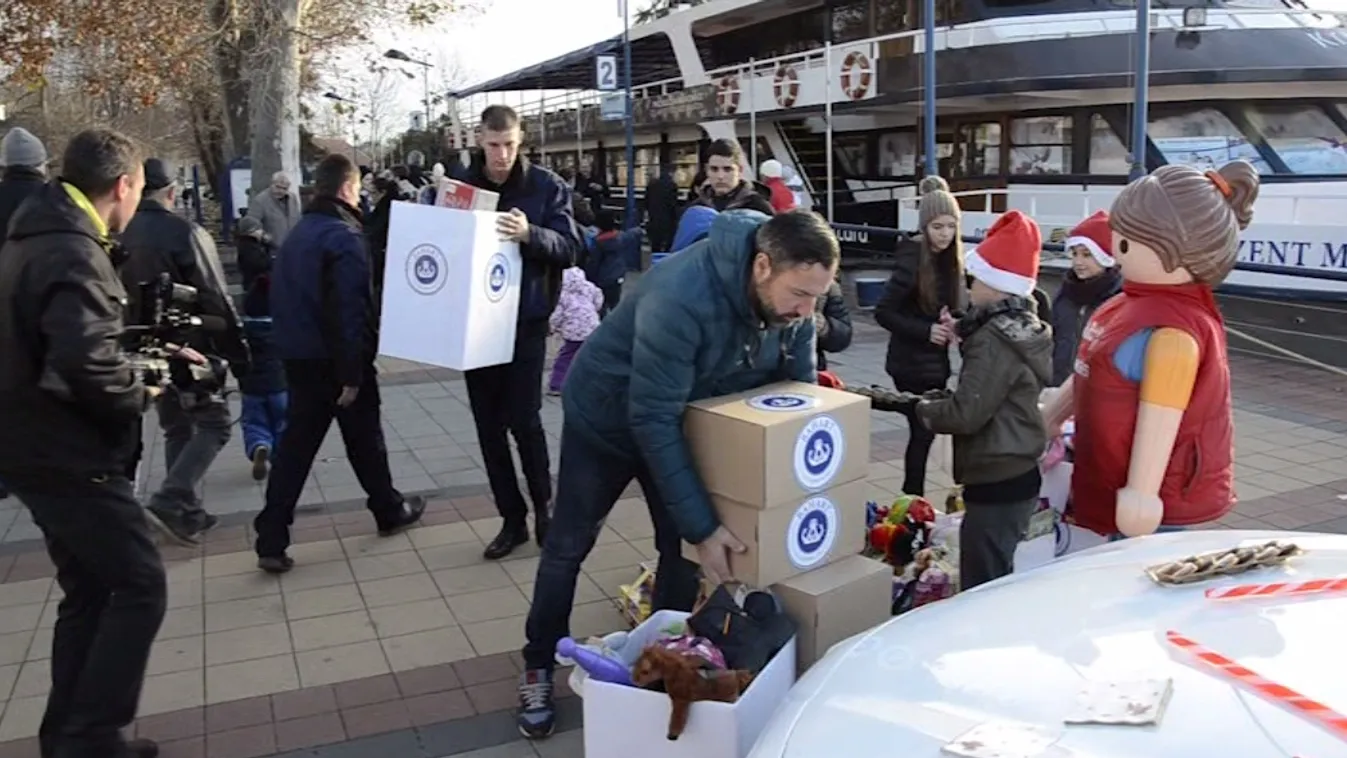 Nemcsak ajándékoztak, gyűjtöttek is a Mikulás-hajón