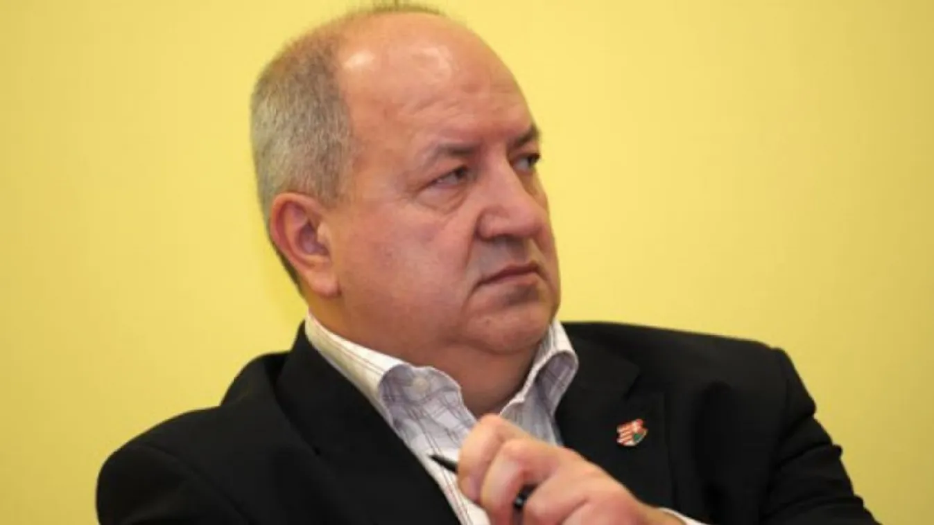 Ellenzéki pártok is követelik Korózs Lajos menesztését