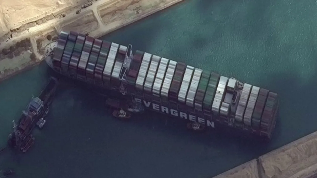 Óránként 120 milliárd forintnyi kiesést okoz a Szuezi-csatornát elzáró teherhajó