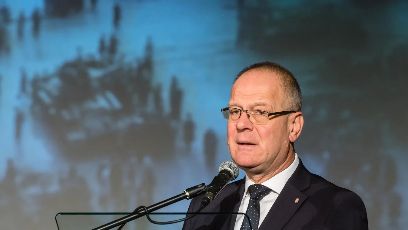 Két jó hírt is közölt a kormányhivatali dolgozókkal Navracsics Tibor