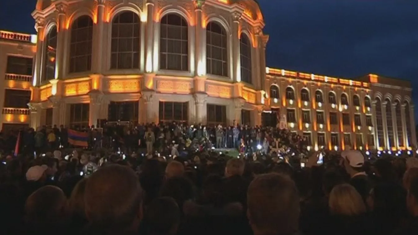 Az örményeknek nem elég, hogy távozik a miniszterelnök