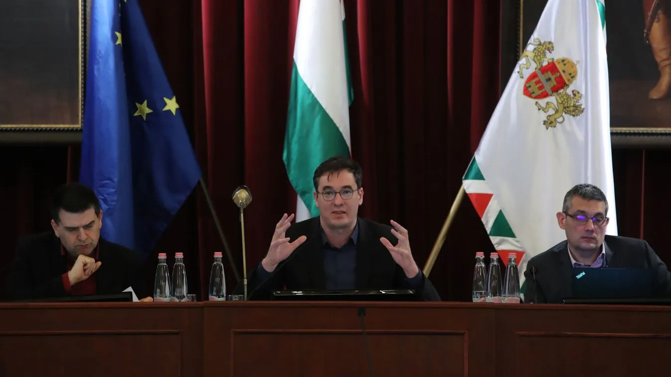 Önfényező könyvvel erősít Karácsony Gergely a kampányban