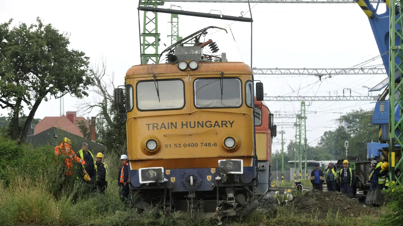 Befejeződött a kisiklott mozdony műszaki mentése